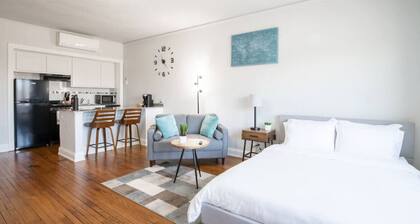 CITY VIBES - Modern Suite in the heart of Downtown
