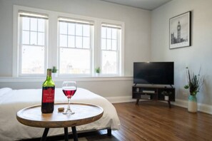 1 habitación, escritorio, tabla de planchar con plancha y wifi