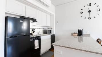 Een koelkast, een magnetron, een oven, een kookplaat