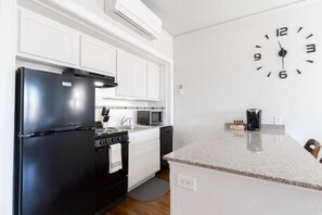 Een koelkast, een magnetron, een oven, een kookplaat