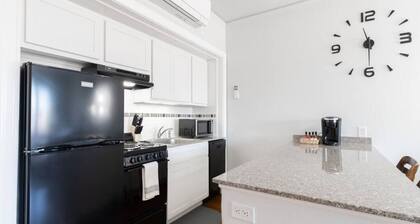 CITY VIBES - Modern Suite in the heart of Downtown