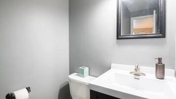 Haartrockner, Handtücher, Toilettenpapier