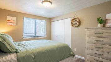 2 dormitoris, escriptori, planxa i posts de planxar i wifi