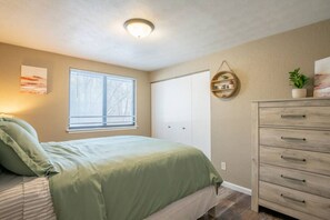 2 Schlafzimmer, Schreibtisch, Bügeleisen/Bügelbrett, WLAN