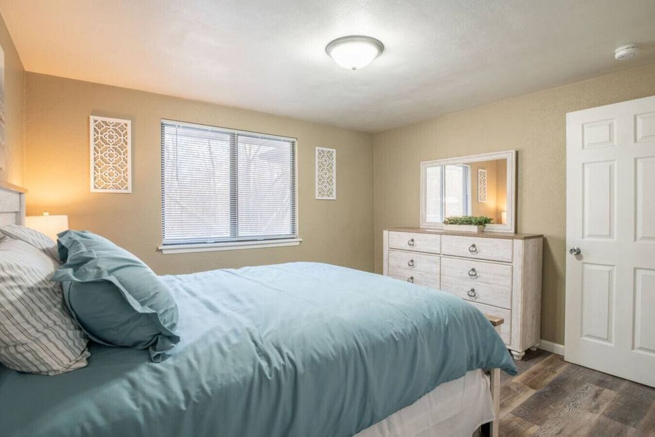 2 bedrooms, desk, iron/ironing board, WiFi