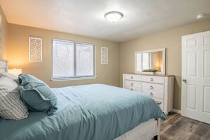 2 habitaciones, escritorio, tabla de planchar con plancha y wifi