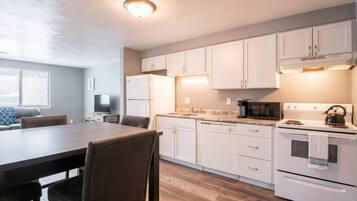 Frigorífic, microones, forn i placa de cuina