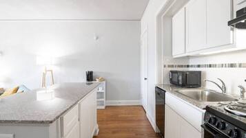 Een koelkast, een magnetron, een oven, een kookplaat