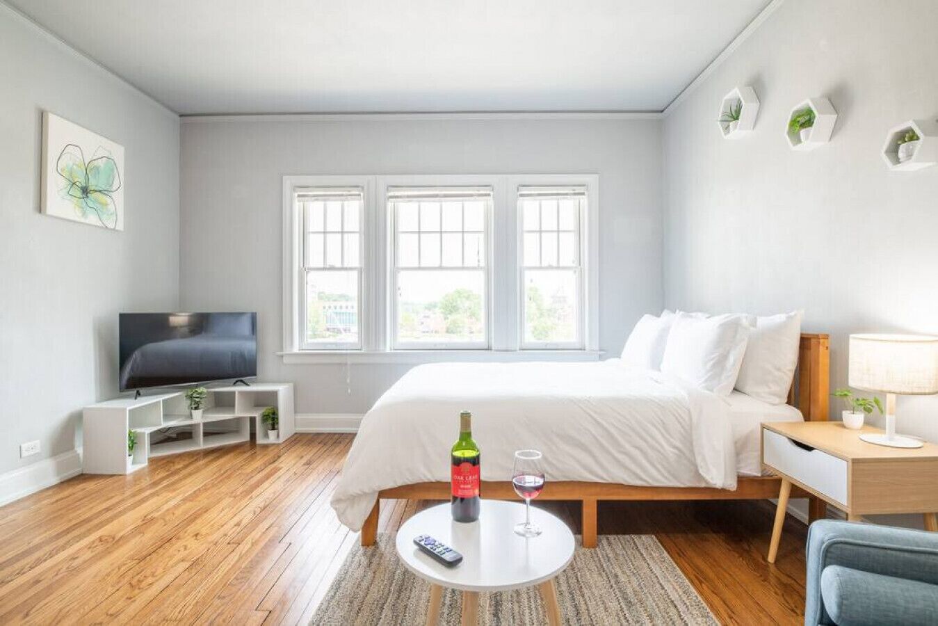 1 bedroom, desk, iron/ironing board, WiFi