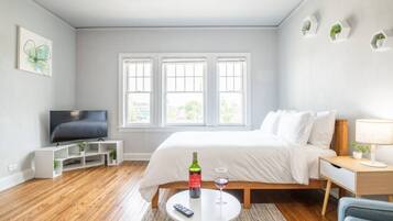 1 slaapkamer, een bureau, een strijkplank/strijkijzer, wifi