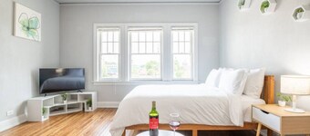 VIBES ON MAIN - Modern Chic Studio in Downtown