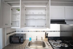 Kjøleskap, mikrobølgeovn, ovn og kokeplater