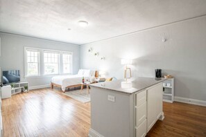 1 bedroom, desk, iron/ironing board, WiFi