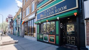 Un escaparate con un letrero que dice "ULRICH'S REBELION ROOM" y el número de puerta "631".