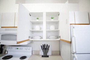 Kjøleskap, mikrobølgeovn, ovn og kokeplater