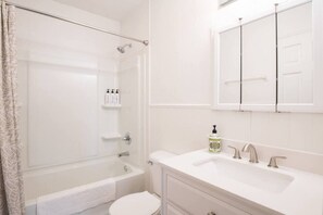 Hårtork, handdukar och toalettpapper