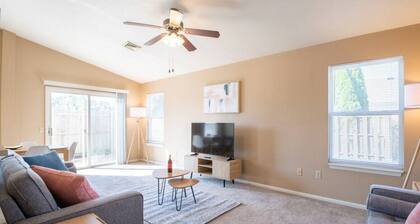 GRAUHAUS - Tasteful 3BD w/ KING bed in Pekin