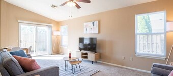 GRAUHAUS - Tasteful 3BD w/ KING bed in Pekin