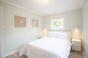 3 bedrooms, desk, iron/ironing board, WiFi - BOHO BUNGALOW - Bright, modern home in the Heights (Peoria Heights)