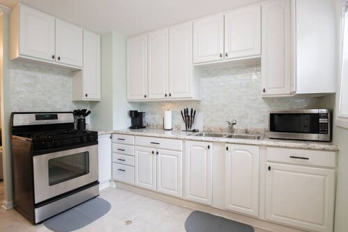 BOHO BUNGALOW - Bright, modern home in the Heights