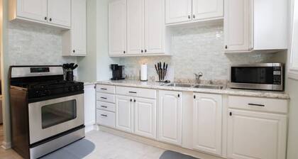 BOHO BUNGALOW - Bright, modern home in the Heights