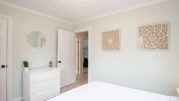 3 Schlafzimmer, Schreibtisch, Bügeleisen/Bügelbrett, WLAN