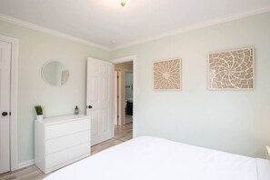 3 Schlafzimmer, Schreibtisch, Bügeleisen/Bügelbrett, WLAN