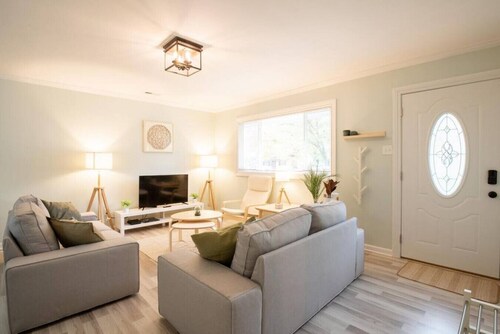 BOHO BUNGALOW - Bright, modern home in the Heights