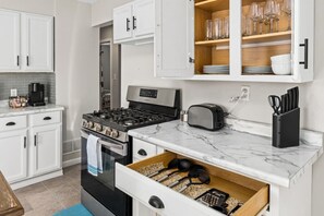 Køleskab, mikrobølgeovn, ovn, kogeplade