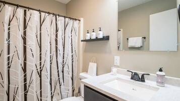 Hiustenkuivaaja, pyyhkeet, vessapaperi