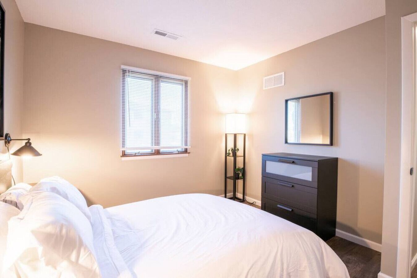 1 habitación, escritorio, tabla de planchar con plancha y wifi 