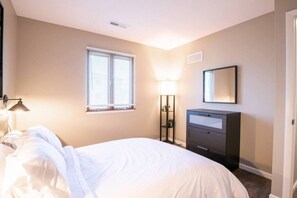 1 dormitori, escriptori, planxa i posts de planxar i wifi 