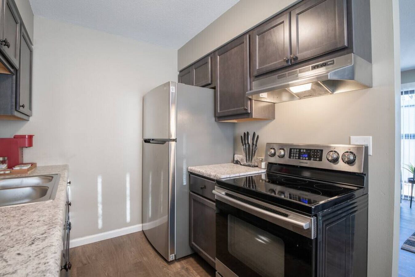 Refrigerador, microondas, horno y parrilla de estufa 