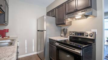 Geladeira, micro-ondas, fogão, cooktop