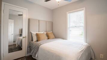 2 bedrooms, desk, iron/ironing board, WiFi