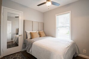 2 Schlafzimmer, Schreibtisch, Bügeleisen/Bügelbrett, WLAN