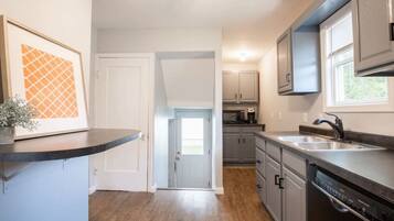 Frigorífic, microones, forn i placa de cuina