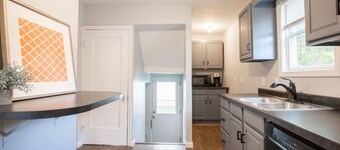 THE CORNER COTTAGE - Contemporary 1BD in Peoria