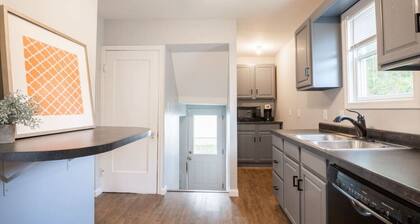 THE CORNER COTTAGE - Contemporary 1BD in Peoria