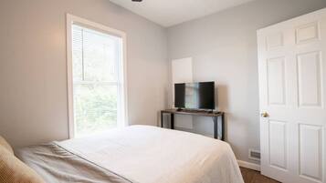 2 bedrooms, desk, iron/ironing board, WiFi