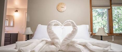 2 bedrooms, desk, iron/ironing board, WiFi