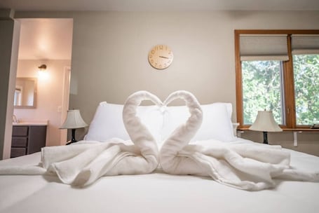 2 bedrooms, desk, iron/ironing board, WiFi. HEIGHTS HOMESTEAD - a farmhouse style cottage