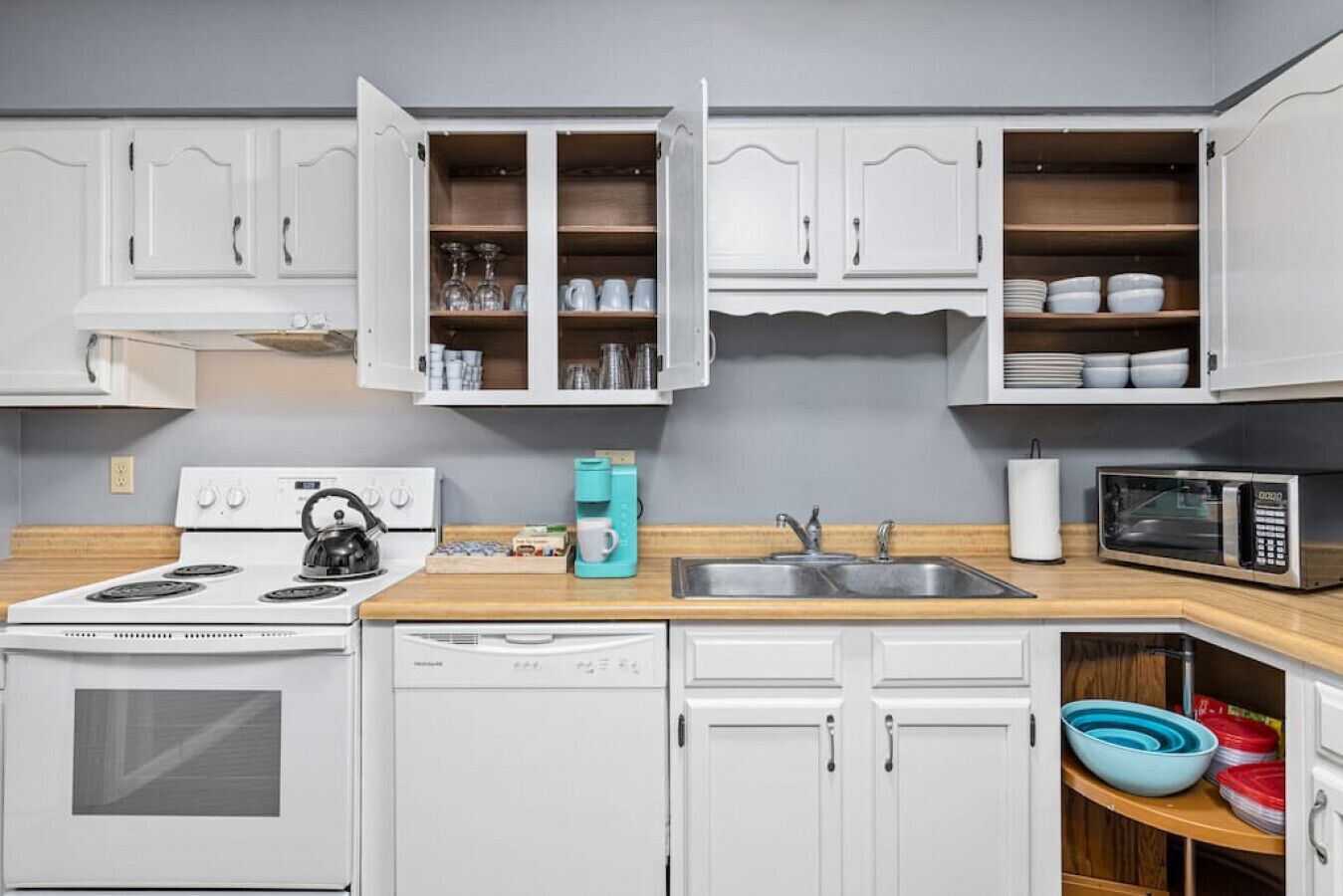 Réfrigérateur, micro-ondes, four, plaque de cuisson