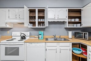 Køleskab, mikrobølgeovn, ovn, kogeplade