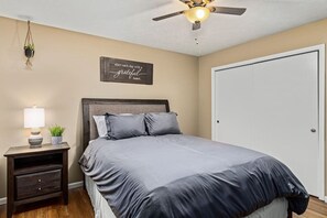 2 bedrooms, desk, iron/ironing board, WiFi