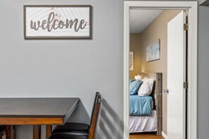 2 室のベッドルーム、デスク、アイロン / アイロン台、WiFi