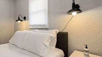 2 bedrooms, desk, iron/ironing board, WiFi