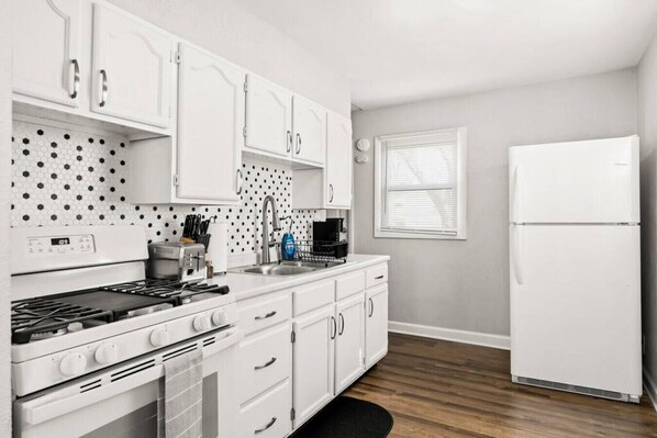 Køleskab, mikrobølgeovn, ovn, kogeplade