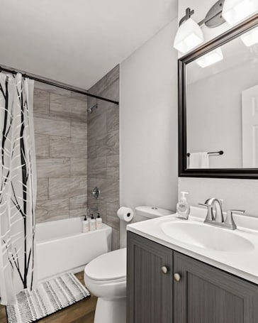 Hair dryer, towels, toilet paper. VERDE VIBES - Cute 2BD home in the Heights