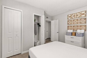 2 habitaciones, escritorio, tabla de planchar con plancha y wifi